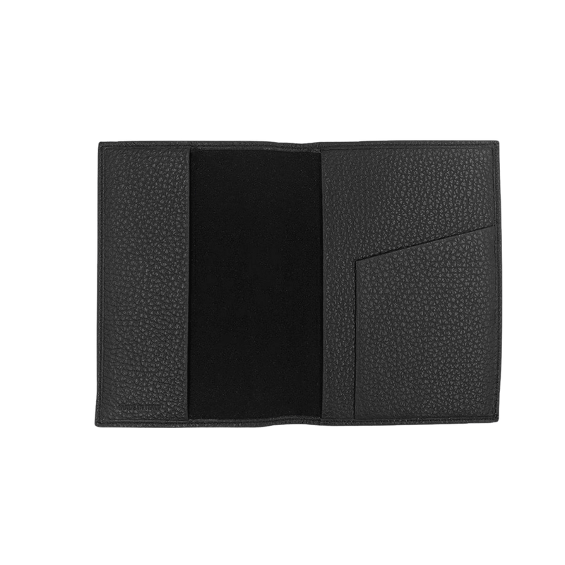 Reisepass-Hülle aus genarbten Leder in schwarz von Mersor Studio 